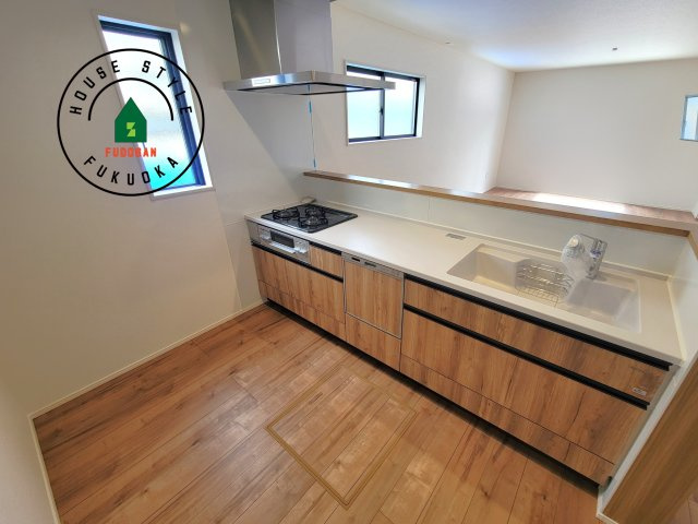 糟屋郡篠栗町中央6丁目第2-3棟（2号棟）の内観：施工例|ダイニングテーブルへの配膳がラクラク、お料理はかどるカウンター付きシステムキッチン！