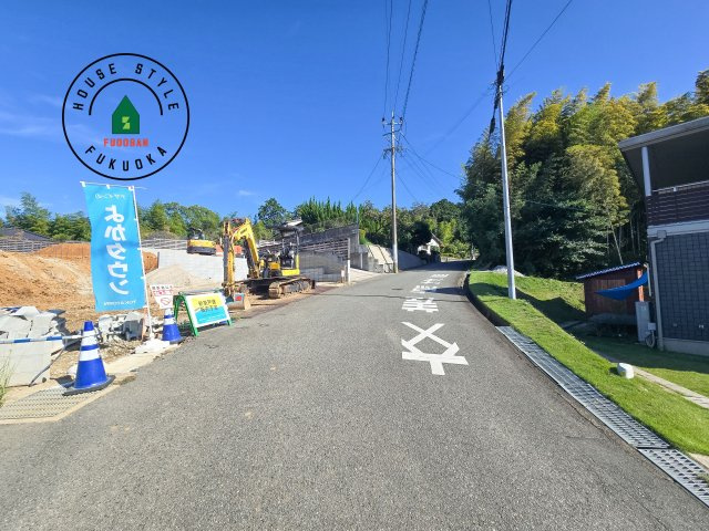 糟屋郡篠栗町中央6丁目第2-3棟（3号棟）の前面道路含む現地写真|前面道路は閑静な住宅地をはしる車通りの少ない道路。お車の出し入れが苦手なママや小さなお子様にも安心ですね。しっかり舗装もされているので、ベビーカーや自転車で通っても快適に通行できます。