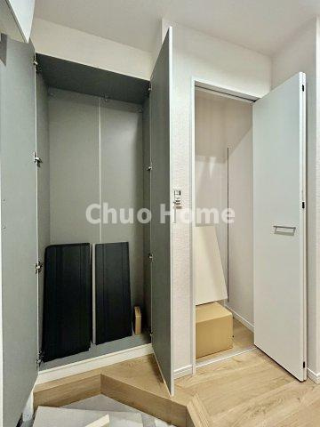 ユテライズ根岸の玄関|【玄関】玄関には大型のシューズクローゼットを設置しておりますのでいつでもスッキリりとした空間を保てます。玄関周りを清潔に使うのはとても大事なことですよね。