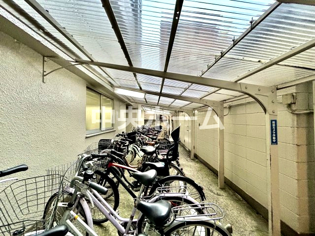 ユテライズ根岸の駐輪場|【自転車置き場】最新の空き状況や費用などの詳細は担当スタッフまでお問い合わせください。