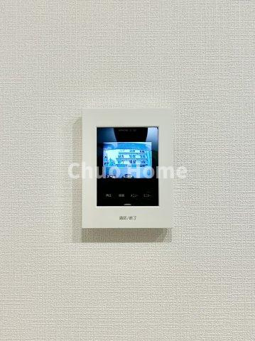 ユテライズ根岸のセキュリティ|【モニターホン】誰が来たかすぐにわかるカラーモニター付きインターホン。通話ボタンを押すまでは室内の音は漏れていませんので相手を確かめてから応対できます。