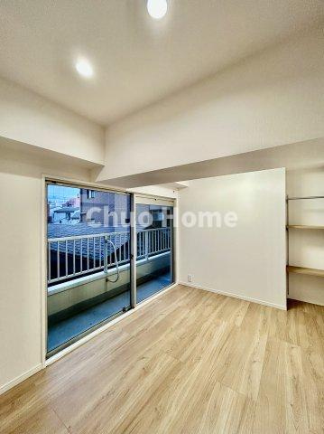 ユテライズ根岸の寝室|【寝室】心と体をゆったりと安らげる主寝室。寝室のゆとりが大きい分だけ、暮らしの安らぎは深まります。一日の疲れを癒すだけでなく、ご夫婦の親密な語らいを紡ぎ出します