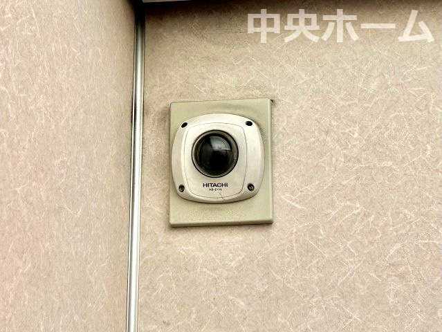 ユテライズ根岸の防犯設備|【防犯カメラ】何かあった時の大事な証拠になることももちろんなりますが、防犯というくらいですので大事なのは防犯カメラがあることによって抑止力につながることですよね。