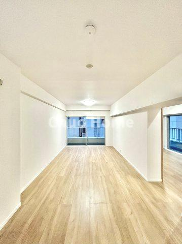 ユテライズ根岸の居間・リビング|【リビングダイニング】一日の中で多くの時間を過すことになるリビングダイニングだからこそ、いつも穏やかな空間であることが必然。爽やかな通風と採光を存分に感じる事が出来る空間です。