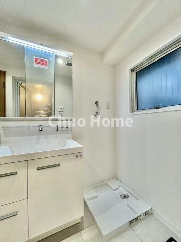 ユテライズ根岸のランドリースペース|【ランドリースペース】担当者がスケールを持ち歩いておりますので、ご見学時には現在お使いの洗濯機などがきちんと収まるかなどもチェックして下さい。見学前に測っておくと非常に便利だと思います。