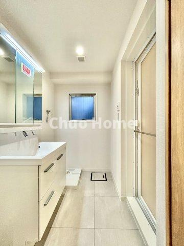 ユテライズ根岸の脱衣所|【洗面所】明るい洗面所は朝をすっきりさせてくれる空間です。バタバタしている忙しい朝でも収納が多い洗面台では短い時間で効率良く支度ができます。