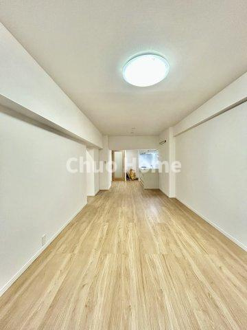 ユテライズ根岸の居間・リビング|【居間・リビング】「ＬＤＫは家族団らんをデザイン」広いＬＤＫでは家族が集まり一緒の時間を過ごせる工夫がされております。何気ない一日の当たり前のひとコマがいつか一生の宝物になります