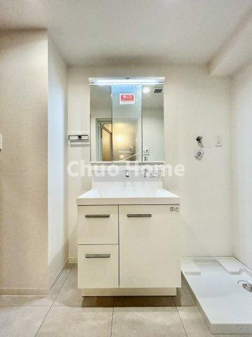 ユテライズ根岸の独立洗面台|【洗面化粧台】洗面化粧台には三面鏡を採用。身だしなみを整えやすい事はもちろんですが、鏡の後ろに収納スペースを設ける事により、散らかりやすい洗面スペースをすっきりさせる事が出来るのも嬉しいですね