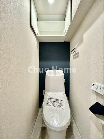 ユテライズ根岸のトイレ|【トイレ】 収納スペースをしっかりと確保した温水洗浄便座機能付きトイレ。温水洗浄便座は清潔にお使いいただくための大切なアイテムです。