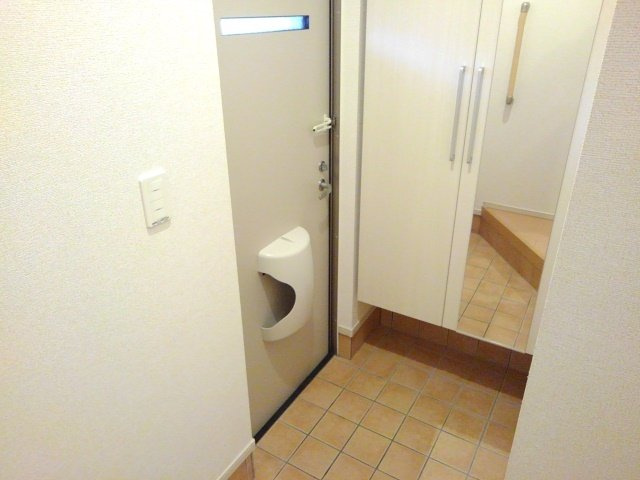 エレガンシア　レジデンスの玄関