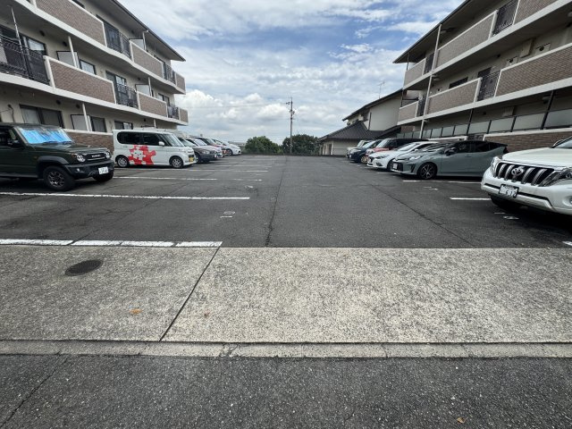 ドルチェ富貴ノ台N棟の駐車場