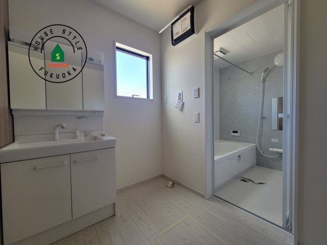 糟屋郡須恵町須恵第20-3棟（3号棟）の脱衣所|ゆとりの洗面スペースで朝の身支度もスムーズに。暮らしを快適に変えるシャワー付洗面台です！