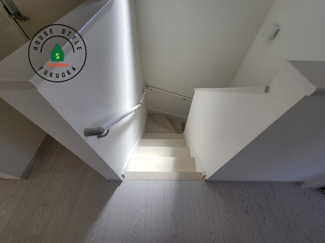 糟屋郡須恵町須恵第20-3棟（3号棟）の内装|階段からも明るい光が入ります。採光や通風も階段の重要な役割です。