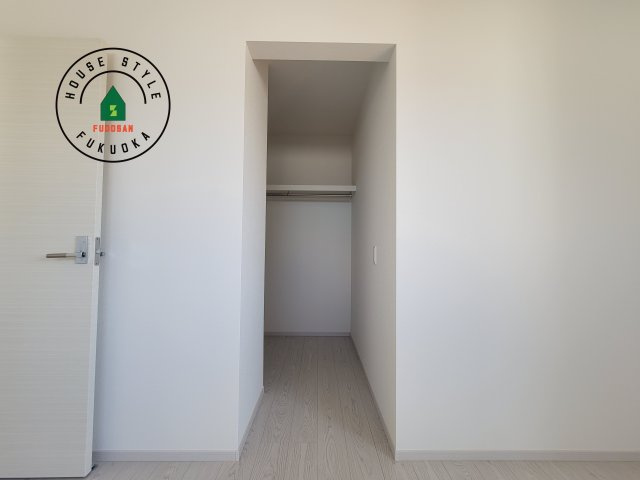 糟屋郡須恵町須恵第20-3棟（3号棟）の収納|洋服や大きな荷物が多い方や人数の多いご家族などは、一般的なクローゼットよりもウォークインクローゼットのほうが使い勝手が良いです。