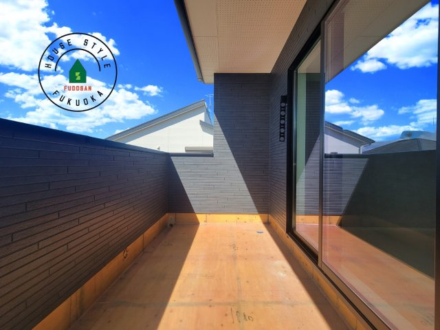 糟屋郡須恵町須恵第20-3棟（3号棟）のバルコニー|風をしっかりと感じられるバルコニーでは、毎日が洗濯日和です。広々としているので洗濯も楽しくなるでしょうし、気分転換にバルコニーからの眺めを楽しむのもいいでしょう。