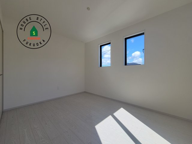 糟屋郡須恵町須恵第20-3棟（3号棟）の子供部屋|柔らかい陽光が差し込む明るいお部屋を演出する設計。彩光の取れる窓が気持ちの良いお部屋を創り上げます。