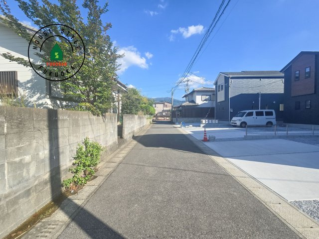 糟屋郡須恵町須恵第20-3棟（3号棟）の前面道路含む現地写真|前面道路は閑静な住宅地をはしる車通りの少ない道路。お車の出し入れが苦手なママや小さなお子様にも安心ですね。しっかり舗装もされているので、ベビーカーや自転車で通っても快適に通行できます。