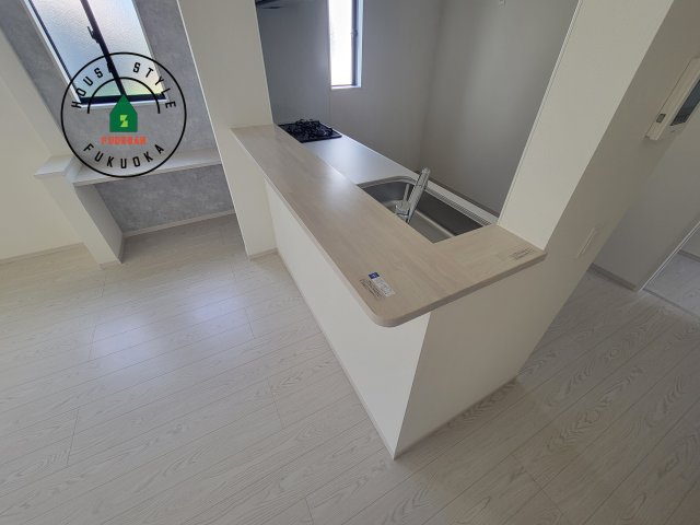 糟屋郡須恵町須恵第20-3棟（3号棟）のダイニング|キッチンから立ち込める香りが今日の料理を期待させます。