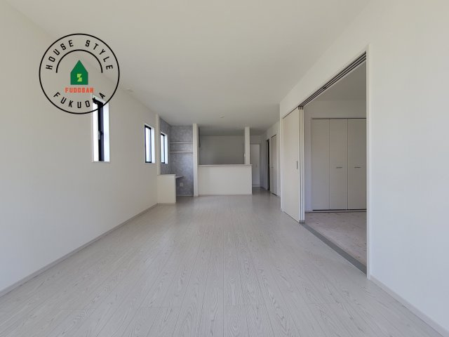 糟屋郡須恵町須恵第20-3棟（3号棟）の居間・リビング|ご家族を近くに感じられる対面キッチンのLDK。会話もはずみそうですね。