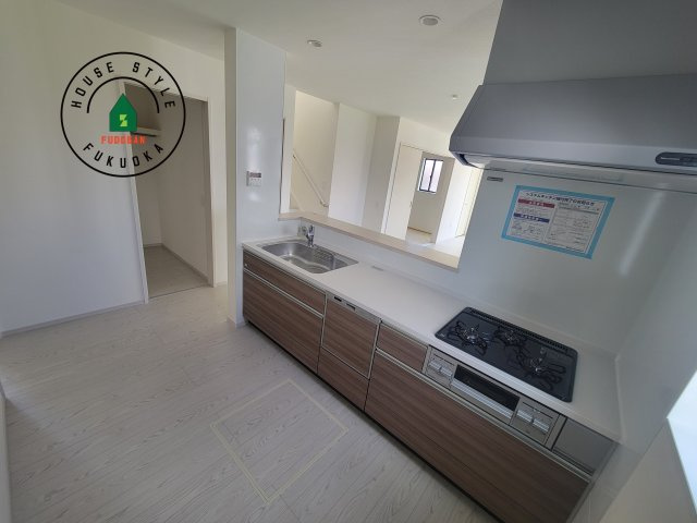 糟屋郡須恵町須恵第20-3棟（3号棟）のキッチン|ダイニングテーブルへの配膳がラクラク、お料理はかどるカウンター付きシステムキッチン！