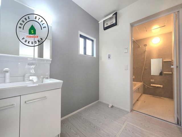 福津市福間南5丁目第6-2棟（1号棟）の内観：施工例|ゆとりの洗面スペースで朝の身支度もスムーズに。暮らしを快適に変えるシャワー付洗面台です！