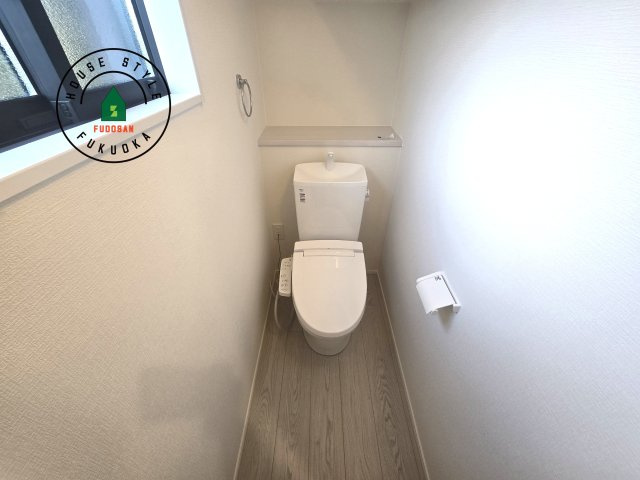 福津市福間南5丁目第6-2棟（1号棟）の内観：施工例|温水洗浄便座を完備しております。2ヶ所にトイレがあるのは朝の慌ただしい時間も安心です。