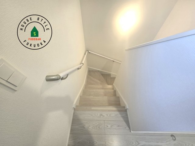 福津市福間南5丁目第6-2棟（1号棟）の内観：施工例|階段からも明るい光が入ります。採光や通風も階段の重要な役割です。