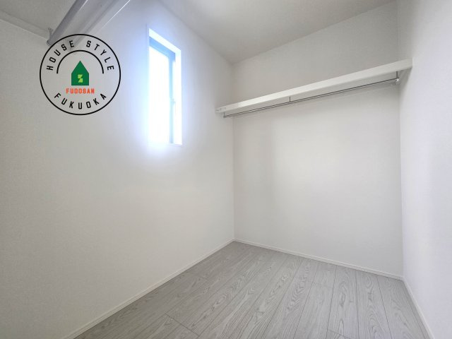 福津市福間南5丁目第6-2棟（1号棟）の内観：施工例|洋服や大きな荷物が多い方や人数の多いご家族などは、一般的なクローゼットよりもウォークインクローゼットのほうが使い勝手が良いです。