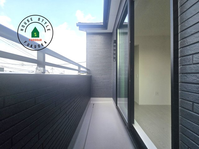 福津市福間南5丁目第6-2棟（1号棟）の外観：施工例|風をしっかりと感じられるバルコニーでは、毎日が洗濯日和です。広々としているので洗濯も楽しくなるでしょうし、気分転換にバルコニーからの眺めを楽しむのもいいでしょう。