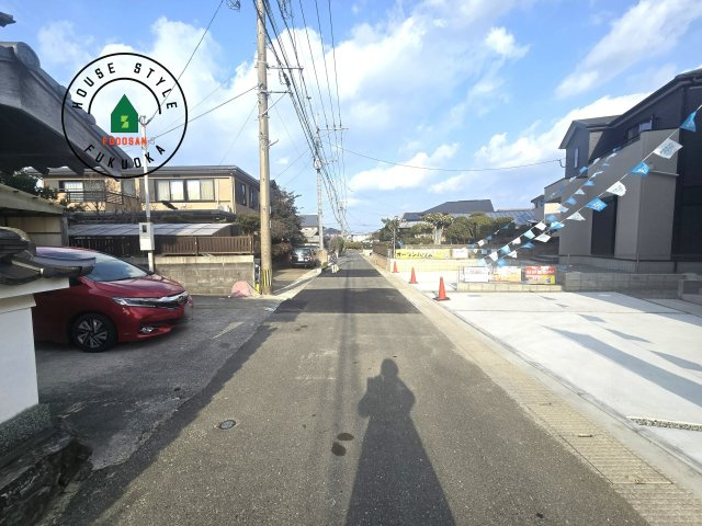 福津市福間南5丁目第6-2棟（1号棟）の前面道路含む現地写真|前面道路は閑静な住宅地をはしる車通りの少ない道路。お車の出し入れが苦手なママや小さなお子様にも安心ですね。しっかり舗装もされているので、ベビーカーや自転車で通っても快適に通行できます。