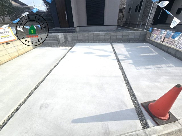 福津市福間南5丁目第6-2棟（1号棟）の駐車場|広々した駐車場になります。3台並列駐車となります。