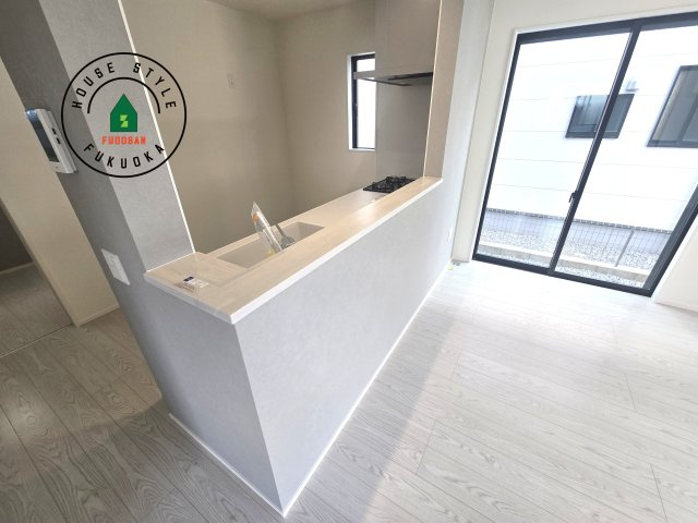 福津市福間南5丁目第6-2棟（1号棟）の内観：施工例|キッチンから立ち込める香りが今日の料理を期待させます。