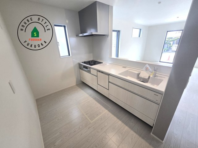 福津市福間南5丁目第6-2棟（1号棟）の内観：施工例|ダイニングテーブルへの配膳がラクラク、お料理はかどるカウンター付きシステムキッチン！