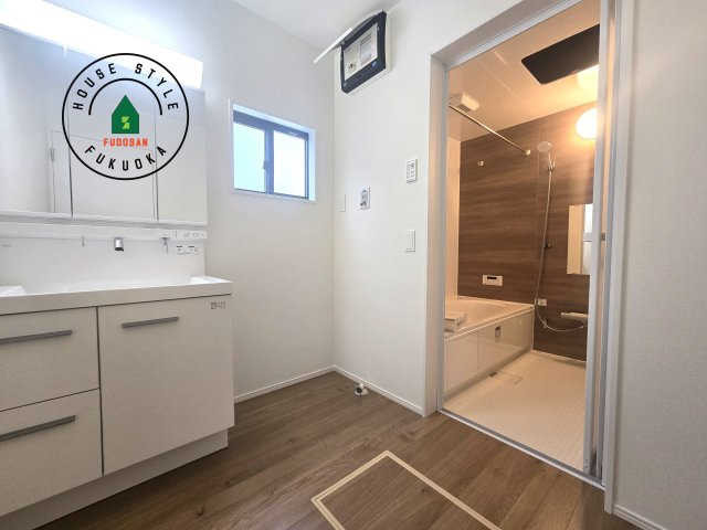 福津市福間南5丁目第6-2棟（2号棟）の内観：施工例|ゆとりの洗面スペースで朝の身支度もスムーズに。暮らしを快適に変えるシャワー付洗面台です！