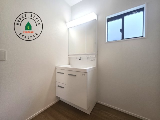 福津市福間南5丁目第6-2棟（2号棟）の内観：施工例|毎日使うものだから清潔な空間を保ちたい水回り。洗面にはそんな願いを解消させてくれる収納アイデアが満載です。三面鏡の裏側にはキャビネットが現れ小物から背の高い物まで収納できます。