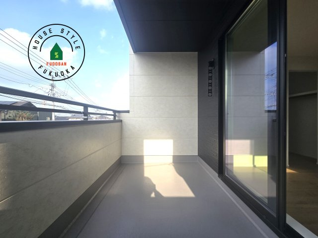 福津市福間南5丁目第6-2棟（2号棟）の外観：施工例|風をしっかりと感じられるバルコニーでは、毎日が洗濯日和です。広々としているので洗濯も楽しくなるでしょうし、気分転換にバルコニーからの眺めを楽しむのもいいでしょう。