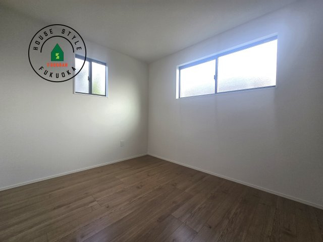 福津市福間南5丁目第6-2棟（2号棟）の内観：施工例|柔らかい陽光が差し込む明るいお部屋を演出する設計。彩光の取れる窓が気持ちの良いお部屋を創り上げます。