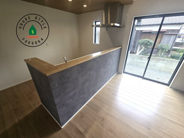 福津市福間南5丁目第6-2棟（2号棟）の内観：施工例|キッチンから立ち込める香りが今日の料理を期待させます。
