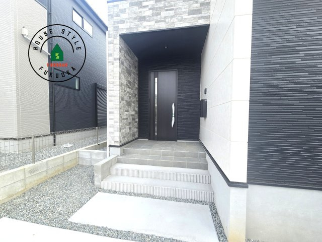 福津市福間南5丁目第6-2棟（2号棟）の外観：施工例|おでかけの時も帰った時も、「我が家」を最初に感じでもらえる素敵な空間に。