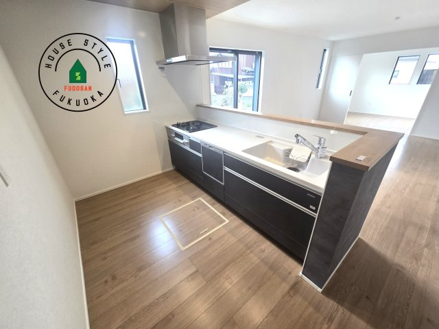 福津市福間南5丁目第6-2棟（2号棟）の内観：施工例|ダイニングテーブルへの配膳がラクラク、お料理はかどるカウンター付きシステムキッチン！