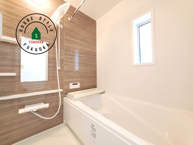 春日市紅葉ケ丘西2丁目第7-2棟（2号棟）の内観：施工例|浴室は一日の疲れを癒す場所だから、家族みんながゆったりできる快適設計。追い炊き機能付きオートバス。安定した温度で、いつでも快適に入浴できます。