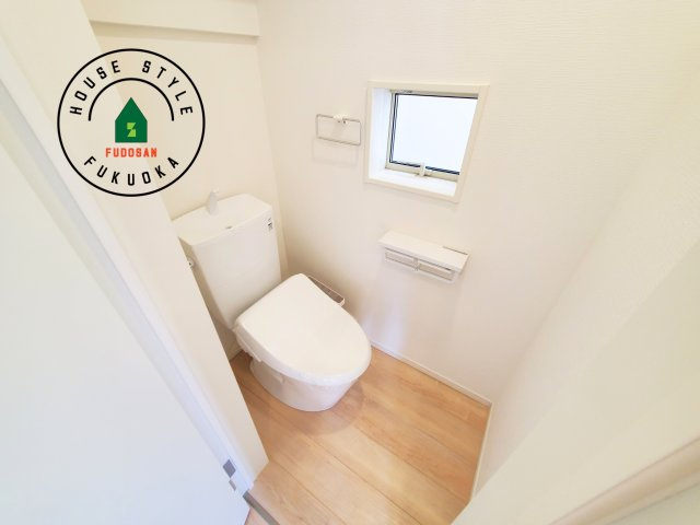 春日市紅葉ケ丘西2丁目第7-2棟（2号棟）の内観：施工例|トイレ・ウォシュレット付。快適で衛生的な洗浄機能付温水シャワートイレです。収納や手すりもついてます。