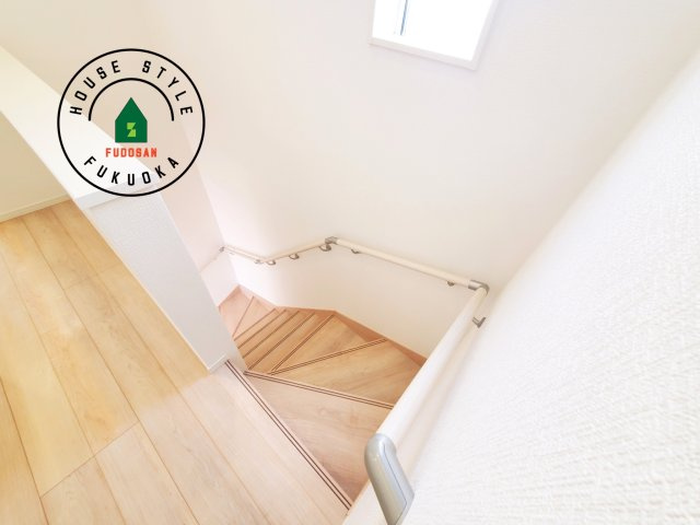 春日市紅葉ケ丘西2丁目第7-2棟（2号棟）の内観：施工例|＜手すり付階段＞手すりがないと階段の昇り降りで危険なことはもちろん、壁に手をつきながら歩くことで壁紙が汚れやすくなります。すべての方に快適に昇り降りしていただくため、手すりを設置しました。