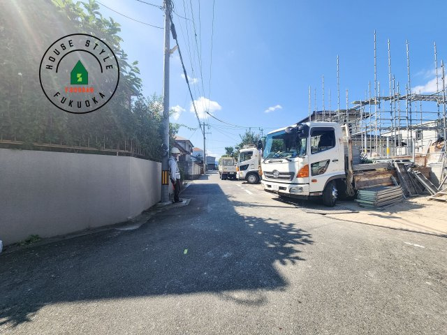 春日市紅葉ケ丘西2丁目第7-2棟（2号棟）の前面道路含む現地写真|前面道路です。
