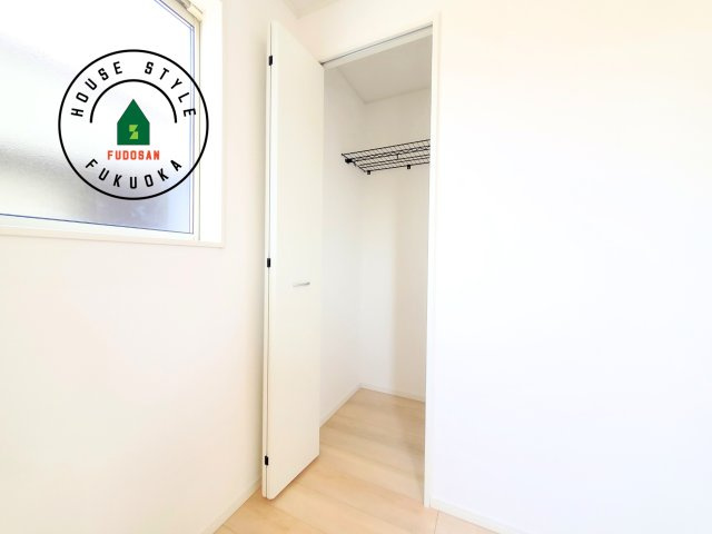 春日市紅葉ケ丘西2丁目第7-2棟（2号棟）の内観：施工例|壁面クローゼットのメリットは、衣類が横一列に並ぶためひと目で洋服が選びやすいこと。衣類をたくさんお持ちの方も、限られたスペース内に無理なく収納することができます。