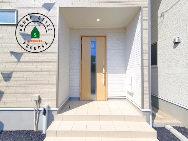 春日市紅葉ケ丘西2丁目第7-2棟（2号棟）の外観：施工例|地盤調査済 / 玄関へ向かうまでのアプローチに漂う上質が期待感をもたせます。玄関は建物の顔。落着きを醸し出した自己主張が心に訴えてきます。