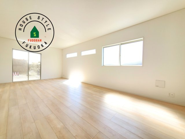 春日市紅葉ケ丘西2丁目第7-2棟（2号棟）の内観：施工例|明るく開放的なリビングダイニングは豊かな陽光が注ぎ込み、やすらぎの空間を演出してくれます。ご家族で楽しいひとときをお過ごし下さい。