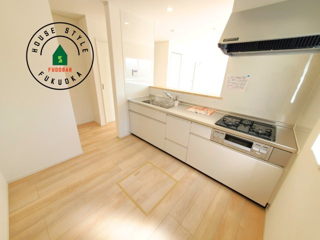 春日市紅葉ケ丘西2丁目第7-2棟（2号棟）の内観：施工例|カウンターキッチンなら、リビングで遊ぶ子供の様子を見ながら料理ができるので安心です。料理を運んでもらったり、子供にお手伝いしてもらいやすいのもいいですね。