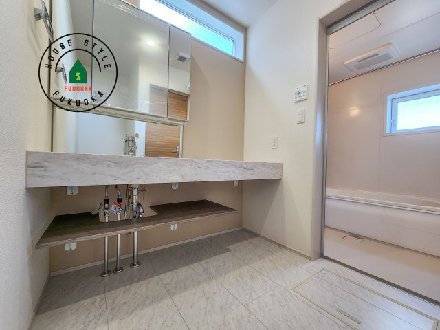 大野城市つつじヶ丘3丁目第1-2棟（1号棟）の脱衣所|ゆとりの洗面スペースで朝の身支度もスムーズに。暮らしを快適に変えるシャワー付洗面台です！