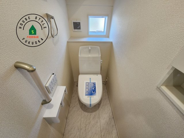 大野城市つつじヶ丘3丁目第1-2棟（1号棟）のトイレ|温水洗浄便座を完備しております。2ヶ所にトイレがあるのは朝の慌ただしい時間も安心です。